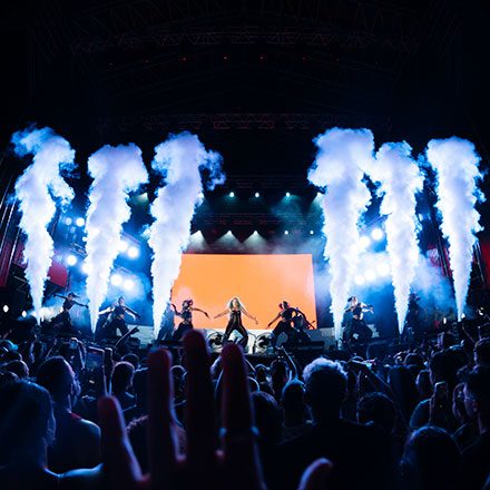 Escenario del Canarias Music Fest con columnas de humo frío
