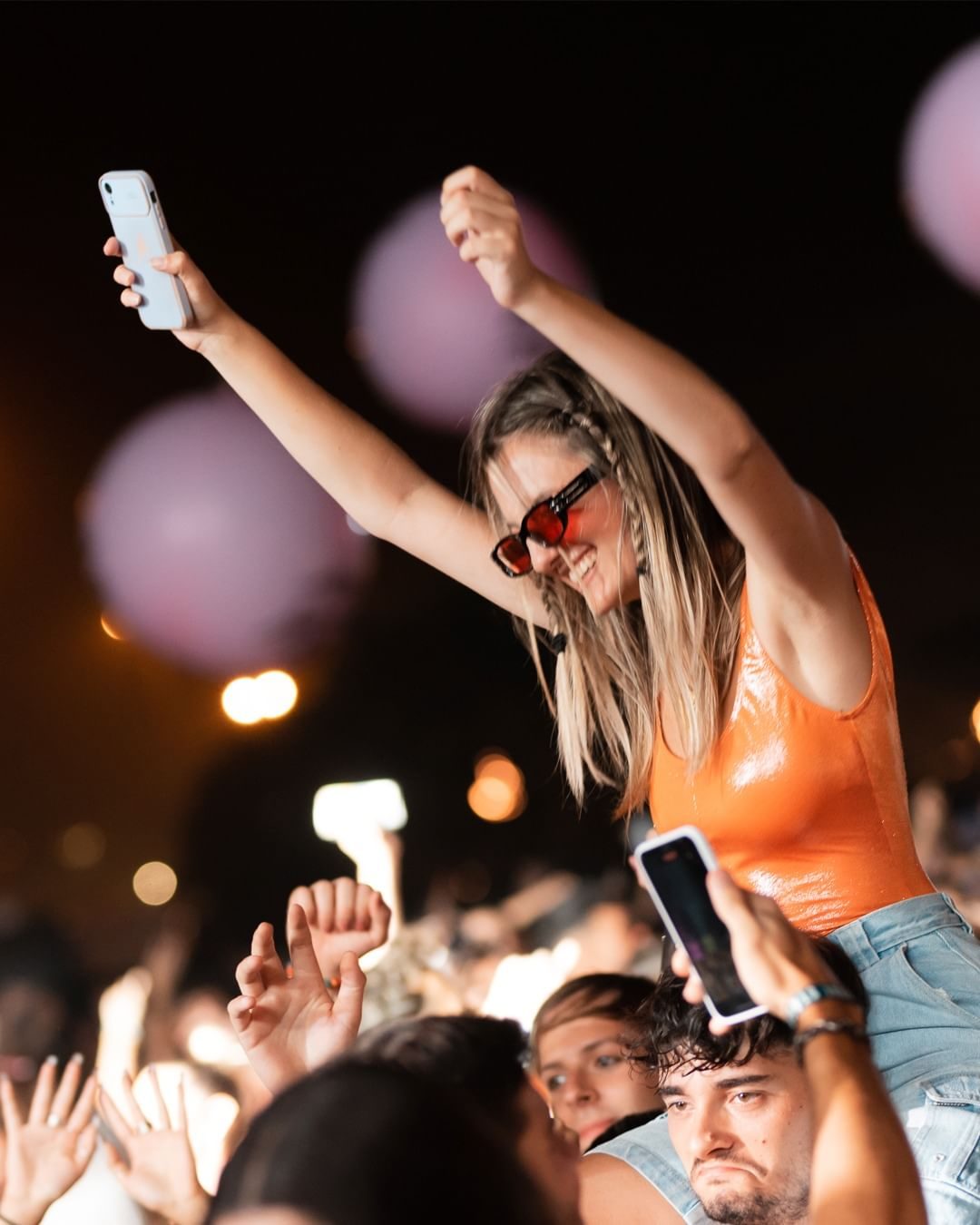 Asistente a hombros entre el público del Canarias Music Fest