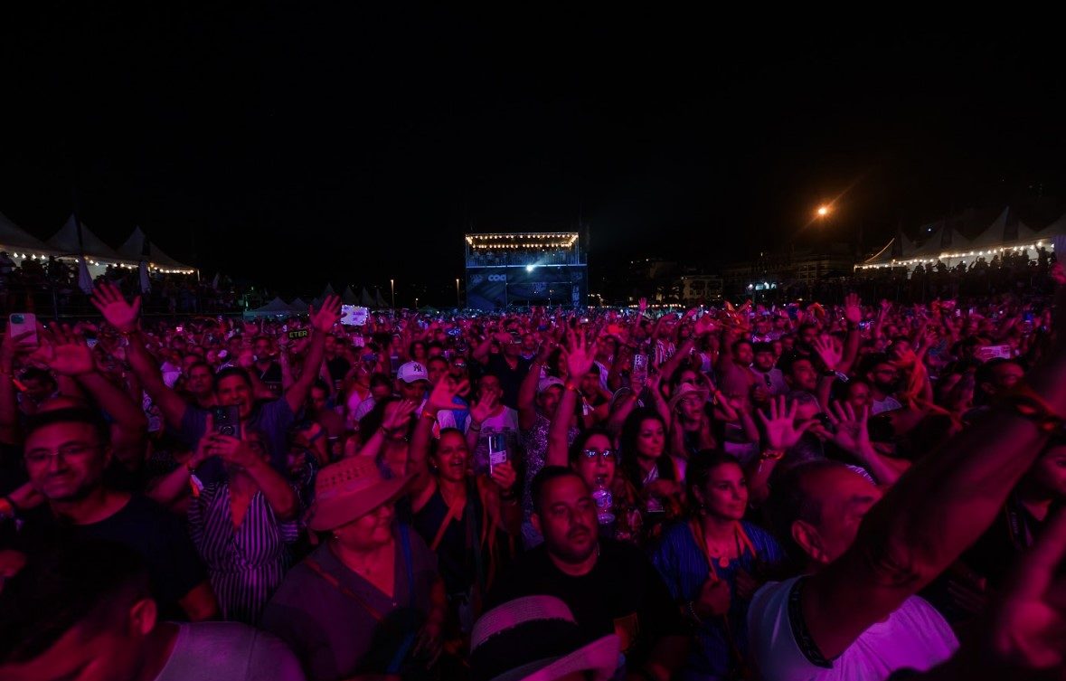 Público del Canarias Music Fest de noche, con las manos en alto