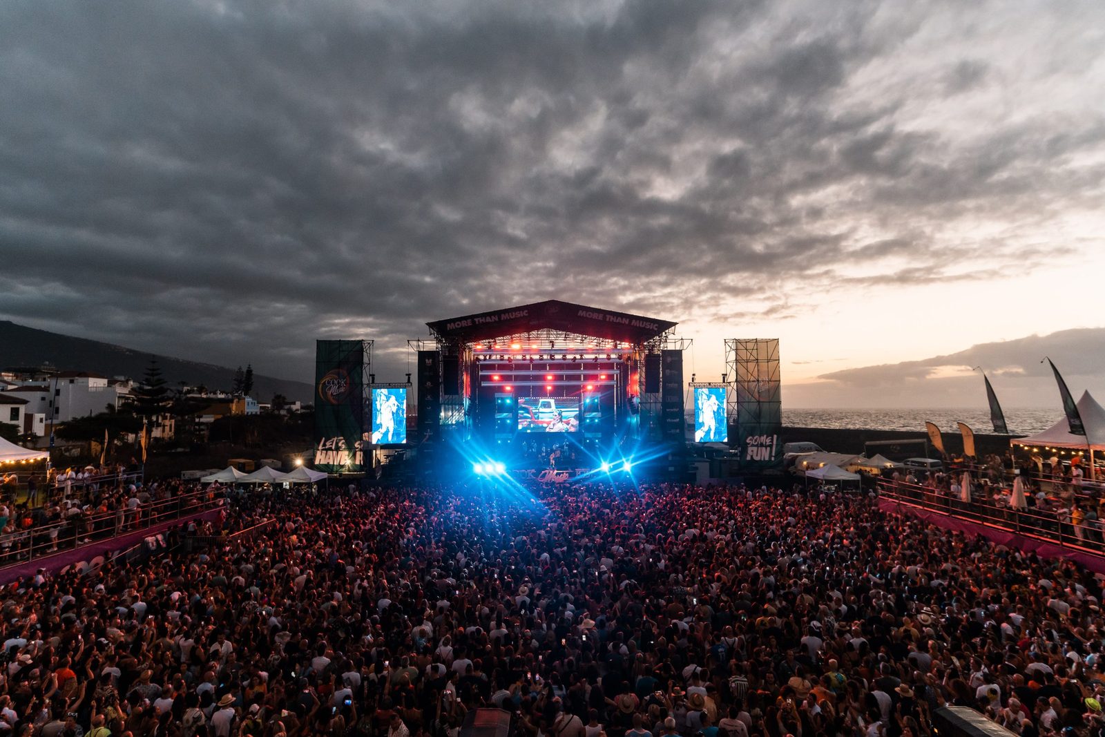 Escenario del Cook Music Fest al atardecer ante miles de asistentes