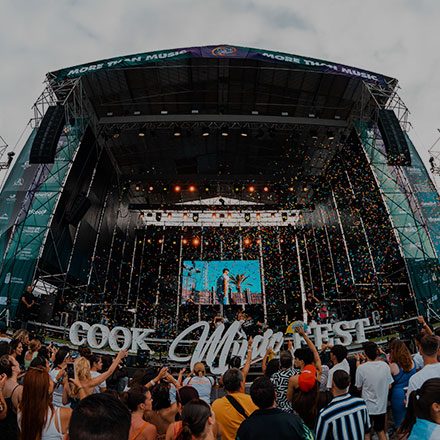 Letras gigantes del Cook Music Fest ante el escenario