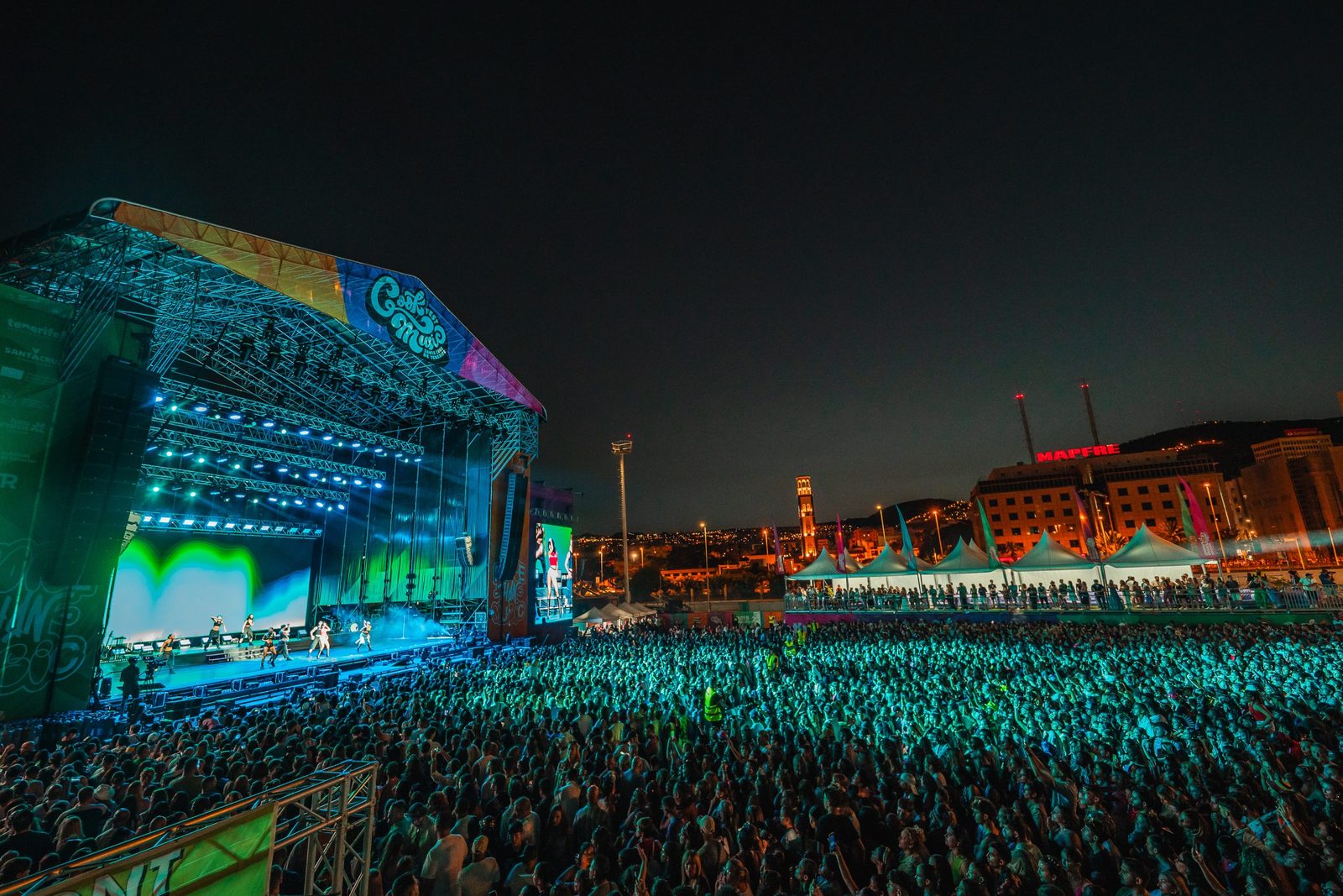 Escenario del Cook Music Fest 2024 iluminado de noche junto al puerto