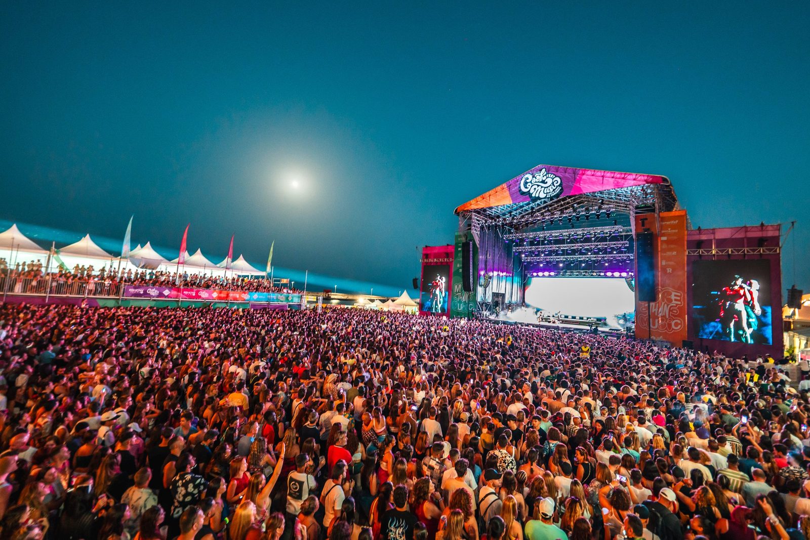 Público ante el escenario del Cook Music Fest 2024 al anochecer