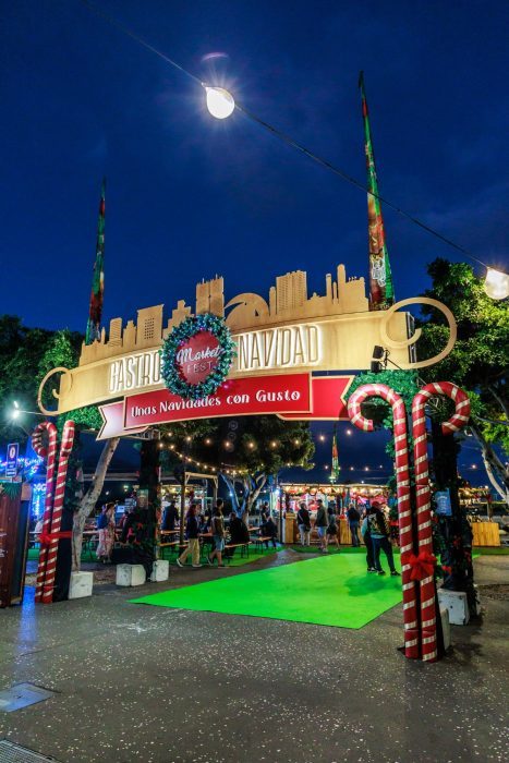 Entrada iluminada del GastroNavidad Market Fest