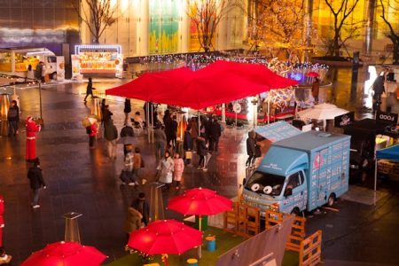 Zona gastronómica del GastroNavidad Market Fest en la plaza de España