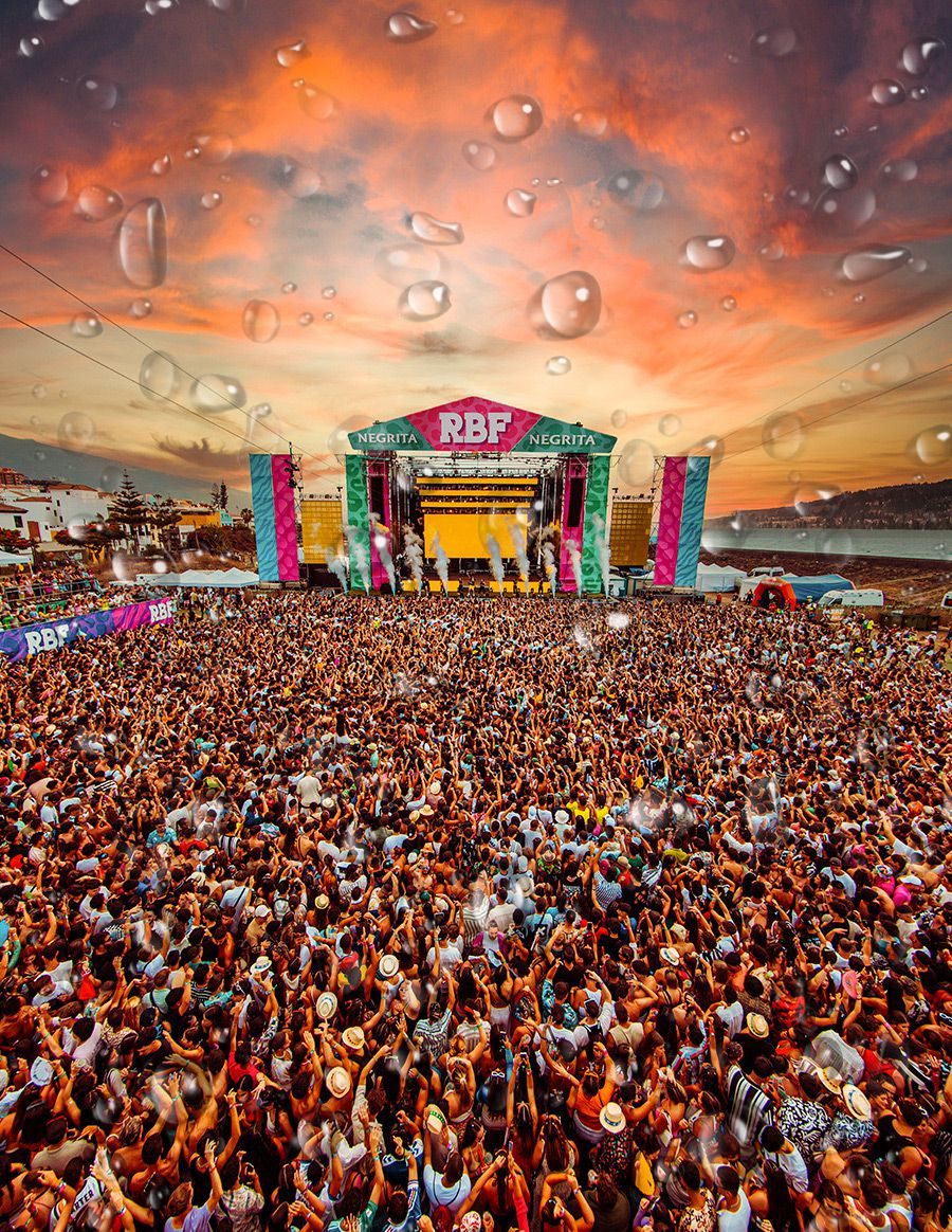 Recinto del Reggaeton Beach Festival de Tenerife lleno al atardecer