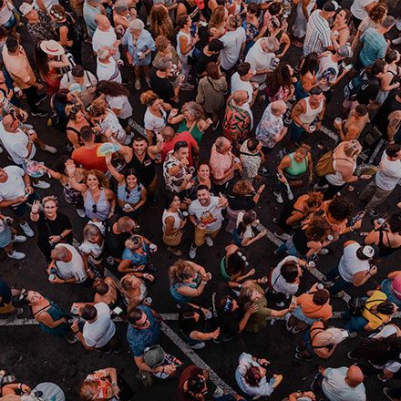 Vista cenital del público del Reggaeton Beach Festival