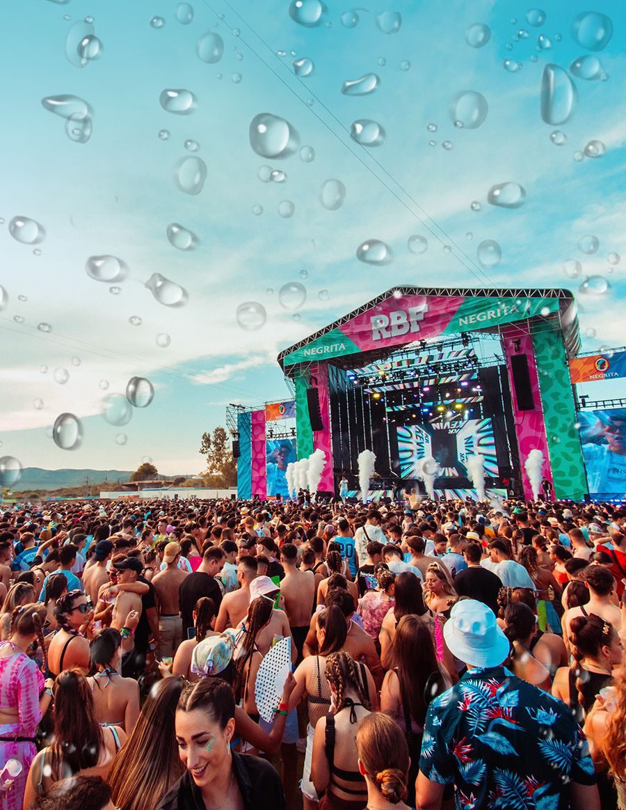 Público del Reggaeton Beach Festival de día frente al escenario