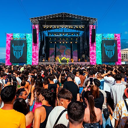 Escenario del Reggaeton Beach Festival visto desde el público