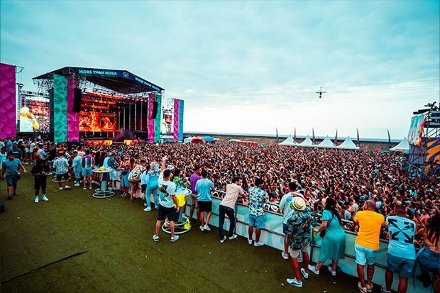 Escenario y zona elevada del Reggaeton Beach Festival