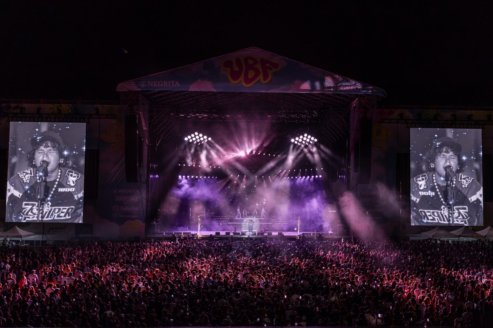 Escenario del Urban Beach Festival de noche ante miles de asistentes en Santa Cruz de Tenerife